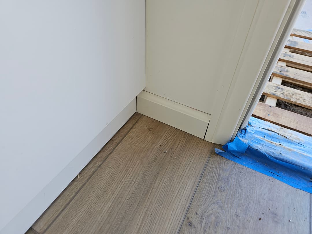 Installing laminate flooring at the corner of a bedroom